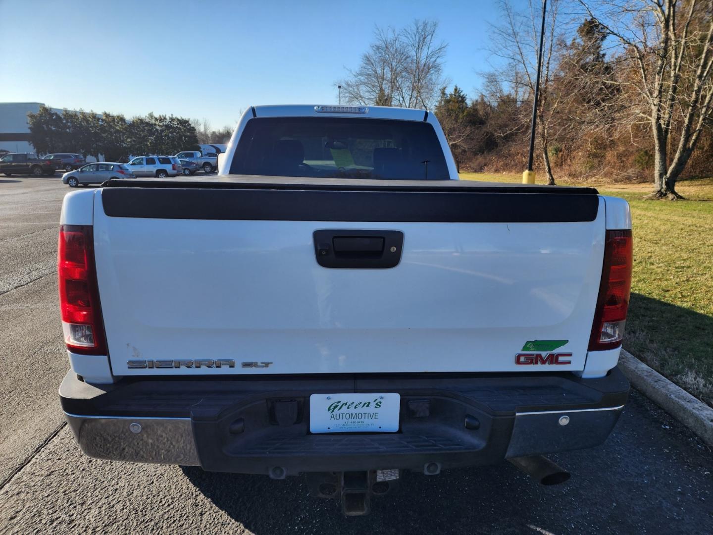 2011 WHITE /Black GMC Sierra 2500HD SLT Crew Cab 4WD (1GT121CG3BF) with an 6.0L V8 OHV 16V FFV engine, 6-Speed Automatic transmission, located at 1221 Madison St., Shelbyville, TN, 37160, (931) 680-9439, 0.000000, 0.000000 - Photo#4